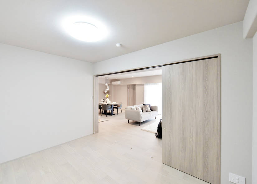 Elza Mikage Hirano A-Building Room 303